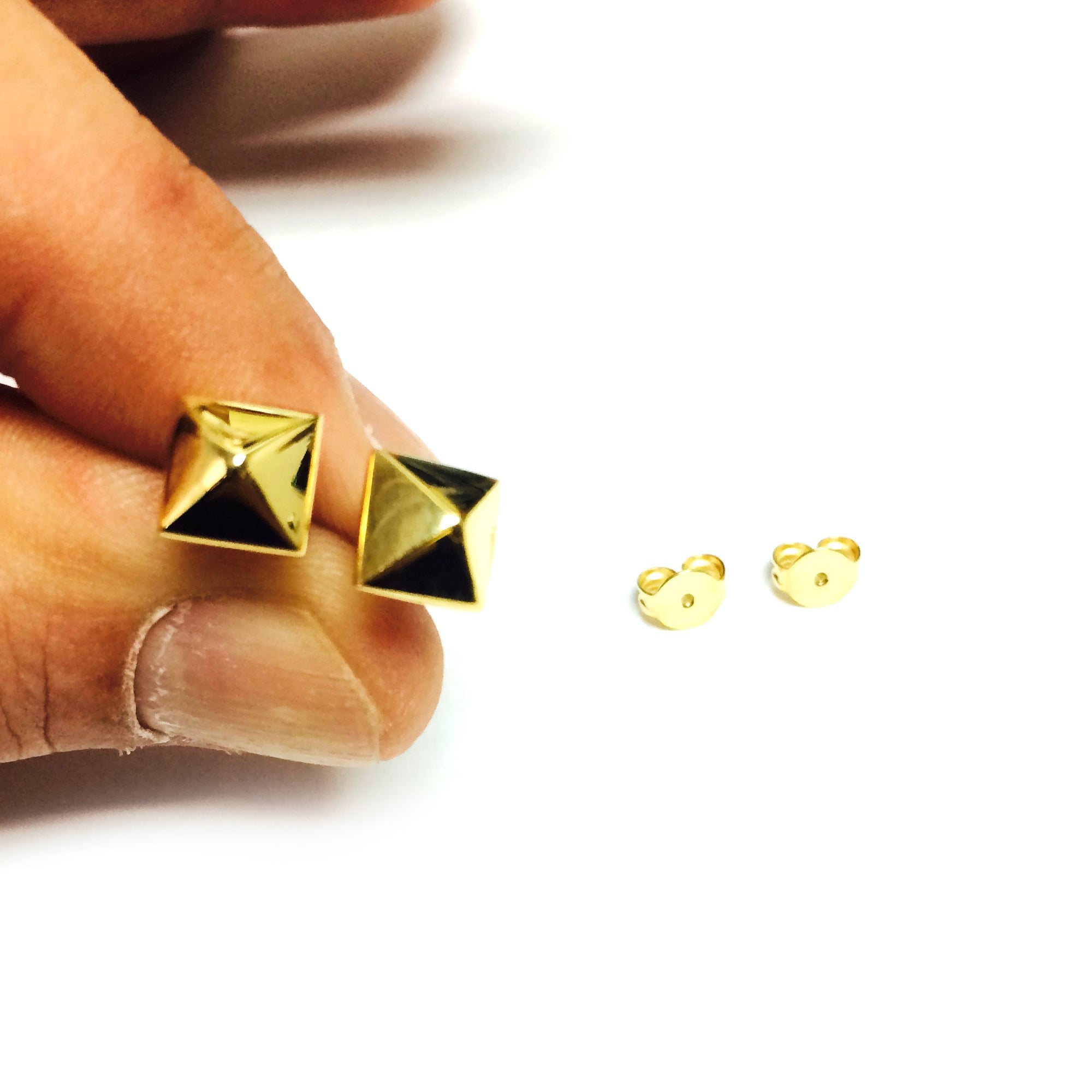 14K Gold Yellow Pyramid Style Stud Earrings - JewelryAffairs